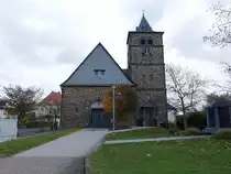 M�nchholzhausen, evangelische Kirche, Ostturm mittelalterlich, Kirchenschiff erbaut 1937 (01.11.2021)