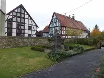 Ober-H�rgern, Kriegerdenkmal und Fachwerkh�user in der Licher Stra�e (01.11.2021)