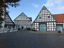 Bad Essen, historische Fachwerkh�user am Kirchplatz (11.10.2021)
