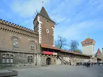 Krakau besa� einst eine Wehrmauer mit 7 Stadttoren und 47 Wehrt�rmen von der bis heute nur ein kurzer Abschnitt erhalten geblieben ist. (April 2014)
