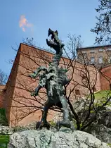Der feuerspeiende Wawel-Drache ist Teil in der polnischen Volkssage und wurde 1970 in der N�he der Burg aufgestellt. (Krakau, April 2014)
