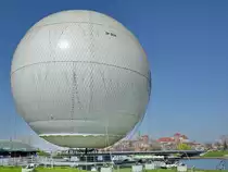 Das touristische Angebot f�r einen Blick aus der Luft auf Krakau wird mit diesem Ballon angeboten. (Krakau, April 2014)