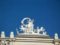 Das prachtvolle Opernhaus von Odessa, der Stadt am schwarzen Meer, ist der architektonische H�hepunkt der Stadt.
Am Hauptportal thront die Melpomene, die Muse der Kunst, mit einer Fackel in der Linken, die Rechte zum Gru� erhoben. 19.10.2014