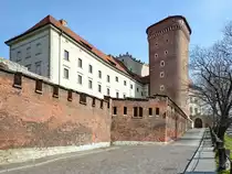 Der Senatorenturm ist der gr��te der drei erhaltenen T�rme der Burg Wawel. (Krakau, April 2014)