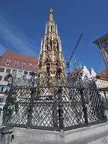 Der 1396 erbaute Sch�ne Brunnen hat die Form einer fialengeschm�ckten gotischen Kirchturmspitze. (Mai 2017)