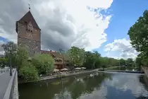 Blick von der Heubr�cke �ber den Fluss Pegnitz auf den Schuldturm mit der angrenzenden Gastronomie. (N�rnberg, Mai 2017)