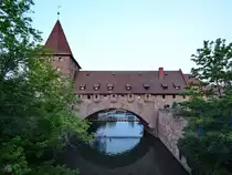 Die Fronveste �berspannt den s�dlichen Ausfluss der Pegnitz im Westen der Stadtmauer N�rnberg. (Juni 2019)