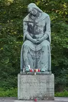 Zum Gedenken an die gefallenen im Weltkrieg wurde 1928 das Denkmal  Trauernde Noris  aufgestellt. (Westfriedhof N�rnberg, Juni 2019)