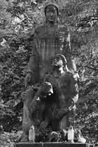 Dieses Denkmal erinnert an die Opfer der Explosion in der Bleistiftfabrik Staedler-Mars am 25. April 1929, bei der sieben Arbeiterinnen ums Leben gekommen sind. (Westfriedhof N�rnberg, Juni 2019)