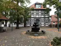 Liebenau, Brunnen und Fachwerkh�user in der langen Stra�e (07.10.2021)