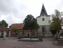 Neustadt am R�benberge, evangelische Liebfrauenkirche, romanische Basilika, erbaut im 13. Jahrhundert (07.10.2021)