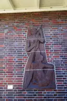 Hamburg am 26.2.2022 im Hamburger Stadtpark: Knabenrelief von Curt Beckmann ca. 1950 erschaffen /