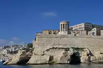 Blick auf die Befestigung von Valletta mit dem gro�en Belagerungsdenkmal. (Oktober 2017)