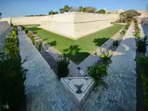 Auch Mdina ist von massiven Festungsmauern umgeben. (Oktober 2017)