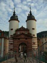 Am S�dende der Alten Br�cke steht das in seiner Bausubstanz mittelalterliche Br�ckentor mit seinen 28 Meter hohen flankierenden Doppelt�rmen