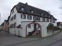 Niederwalluf, kath. Pfarrhof in der Hauptstra�e, erbaut 1729 (29.01.2022)