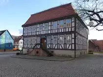 Benshausen, historisches Rathaus am Marktplatz (26.02.2022)