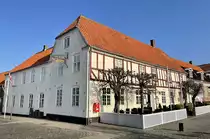�Hotel Ringk�bing� ist das �lteste Haus der Stadt Ringk�bing, das um das Jahr 1600 erbaut wurde. Das Geb�ude befindet sich am Torvet. Aufnahme: 25. M�rz 2022.