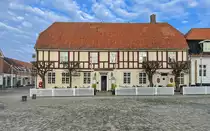 Hotel Ringk�bing am �Torvet� (�Markt�). Ringk�bing ist eine alte Handels- und Seestadt mit einer Geschichte, die bis in die Mitte des 1200. Jahrhunderts zur�ckreicht. Die Stadt hat immer noch eine intime und gem�tliche Atmosph�re, und im Stadtzentrum befinden sich sch�ne alte H�user neben engen, gepflasterten Stra�en. Aufnahme: 25. M�rz 2022.