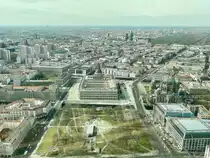 Das Humboldt Forum sowie der Dom am Lustgarten gesehen vom Fernsehturm auf den Alexanderplatz in Berlin am 31. M�rz 2022.


