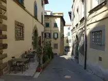 Cortona, Cafe und Geb�ude in der Via Giuseppe Maffei (26.03.2022)
