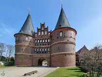 Das sp�tgotische Holstentor ist das Wahrzeichen der Stadt L�beck. (M�rz 2022)