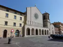Bastia Umbra, Pfarrkirche St. Croce und St. Michele an der Piazza Giuseppe Mazzini (26.03.2022)