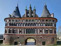 Das sp�tgotische Holstentor ist das Wahrzeichen der Stadt L�beck. (M�rz 2022)