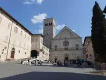 Assisi, romanische Kathedrale San Rufino, erbaut ab  1140 nach Pl�nen von Giovanni da Gubbio (26.03.2022)