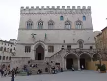 Perugia, Palazzo dei Priori, erbaut im 16. Jahrhundert aus lokalem Travertin und aus wei�em und rotem Stein aus dem benachbarten Bettona (26.03.2022)