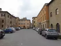 Bettona, historische H�user an der Piazza Cavour (27.03.2022)