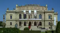 Das in den Jahren 1876 bis 1884 im Stil der Neorenaissance errichtete Rudolfinum (deutsch auch Rudolphinum) ist Sitz der Tschechischen Philharmonie. (Prag, September 2012)