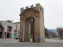 Foligno, Stadttor Porta Felicianetto, erbaut im 14. Jahrhundert (27.03.2022)