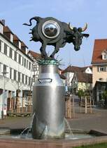 Ku(h)riosum - Brunnen (1987) von Bildhauer J�rgen Goertz auf dem Kronenplatz am 18.04.2008 in Bietigheim/Bissingen 