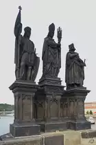 Die Figuren der Heiligen Wenzel, Norbert und Sigismund wurden im Jahr 1708 auf der Karlsbr�cke in Prag aufgestellt. (September 2012)