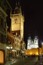 Blick auf das Altst�dter Rathaus in Prag, dahinter der gleichnamige Ring. (September 2012)