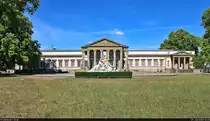 Das Schloss Rosenstein beherbergt das Staatliche Museum f�r Naturkunde Stuttgart. Es wurde bis 1829 gebaut und mehrmals wieder instandgesetzt. Am Vorderen Hauptportikus wachen zwei Nymphen.

🕓 27.7.2020 | 16:05 Uhr