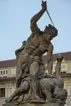 Zwei k�mpfende Titanen wurden auf dem Matthiastor verewigt. (Prag, September 2012)