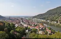 Vom Gel�nde des Schlosses Heidelberg hat man einen wunderbaren Blick auf die Altstadt. Auf H�he der Alten Br�cke schwimmt gerade ein Frachtschiff den Neckar entlang.

🕓 22.9.2020 | 14:38 Uhr