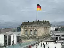 Drei T�rme des Reichstagsgeb�udes werden jeweils mit der Bundesflagge und ein Turm mit der Europaflagge beflaggt. Hier einer der T�rme mit der Bundesflagge am 14. April 2020.