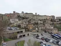 Narni, Ausblick �ber die Piazza Trento auf die Altstadt (28.03.2022)