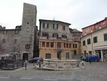 Narni, H�user und Brunnen an der Piazza Giuseppe Garibaldi (28.03.2022)