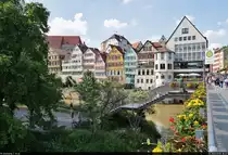 Hinter bl�henden Pflanzen s�umen etliche alte Bauten das Neckarufer an der Eberhardsbr�cke in T�bingen.

🕓 11.6.2021 | 16:47 Uhr