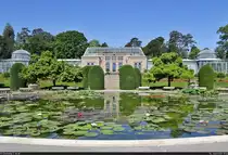 Hinter dem Seerosenteich in der Wilhelma Stuttgart erhebt sich das Maurische Landhaus. Es entstand Mitte des 19. Jahrhunderts und wird heute als Gew�chs- und Vogelhaus genutzt.

🕓 14.6.2021 | 11:14 Uhr