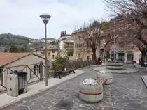 Arrone, H�user an der Piazza Giuseppe Garibaldi (28.03.2022)