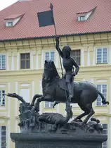 Die Bronzestatue des Drachen t�tenden Heiligen Georg stammt aus dem 14. Jahrhundert. (Prag, September 2012)