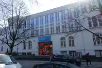 Hamburg am 27.3.2022: Geb�ude mit Eingang der Hochschule f�r Bildende K�nste (HFBK) der Hochschule f�r Angewandte Wissenschaften Hamburg, Department Design Campus Armgartstra�e /