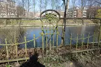 Hamburg am 27.3.2022: der sein Alter zeigende Zaun am Kuhm�hlenteich auf der Hohenfelder Seite /