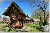 Der Treppenspeicher auf dem Heimathausgel�nde Schee�el, im Hintergrund der Schafstall und weitere Geb�ude. April 2022.