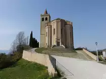 Offida, Pfarrkirche St. Maria della Rocca auf einem H�gel am Ende der Via Roma, erbaut ab 1330 (29.03.2022)